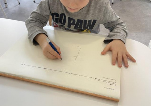 dzieci rysują swoją historię dotyczącą głoski "t"